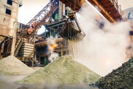 クラムシェルクレーンを産業用無線リモコンで遠隔操作